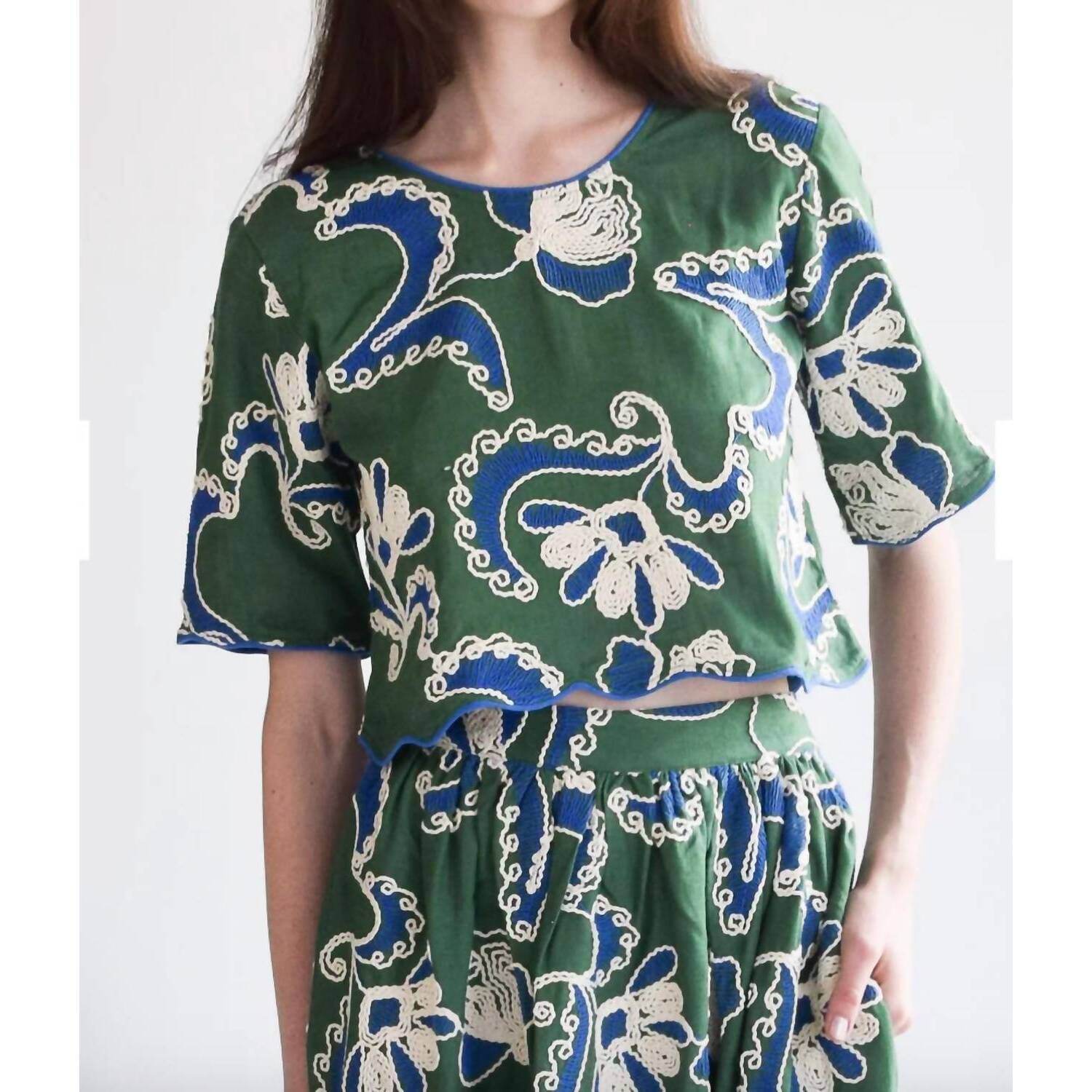 New Never A Wallflower 1/2 Sleeve Crop Top In Crewel Work